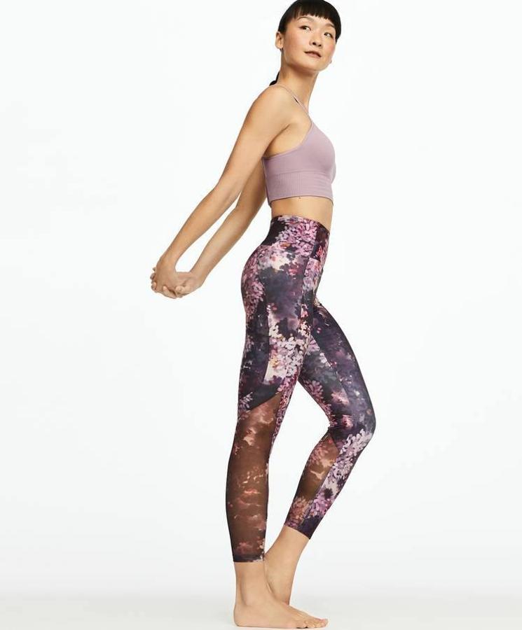 Leggings de cintura alta con largo tobillero y estampado de flores de Oysho, 29,99 euros.