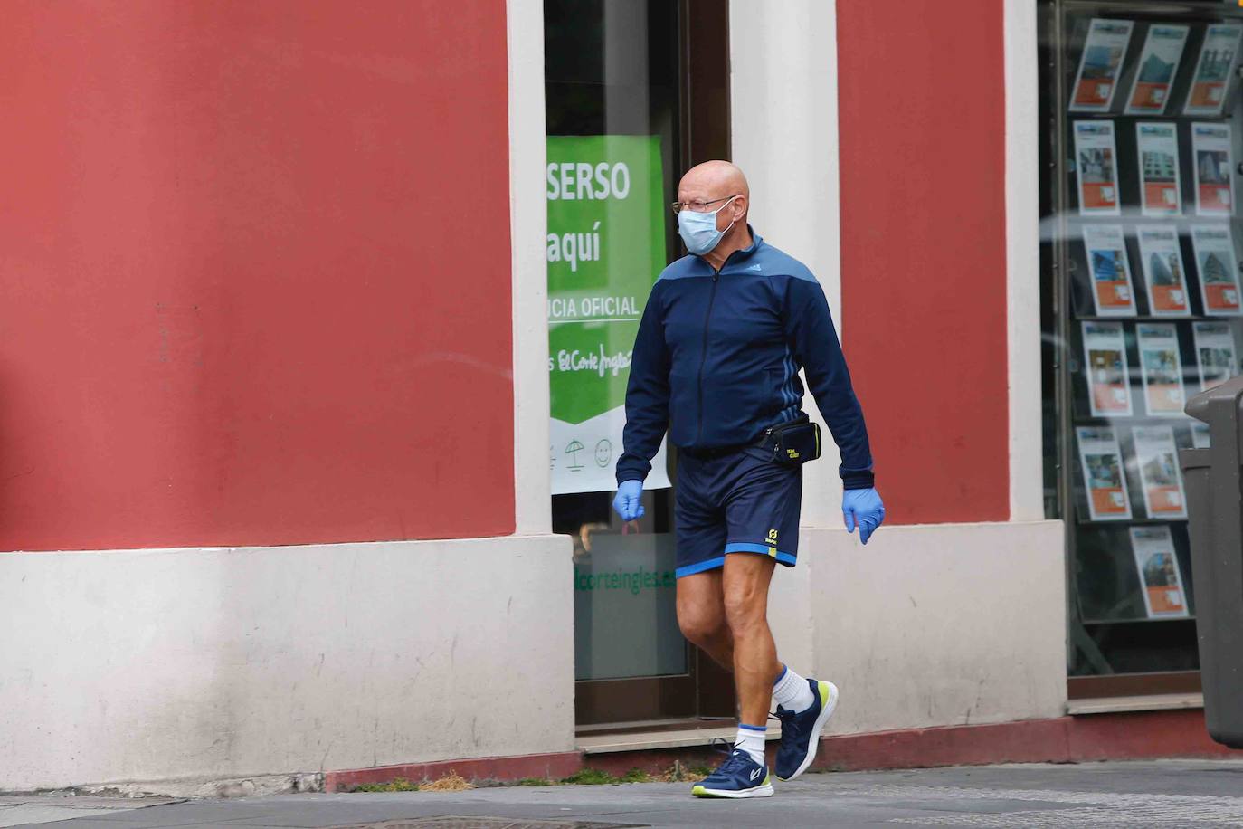 Después de casi cincuenta días de confinamiento, los asturianos continúan respetando las medidas del Estado de Alarma, a la espera de que llegue el sábado, fecha en la que se podrá salir a la calle para practicar ejercicio y dar paseos.