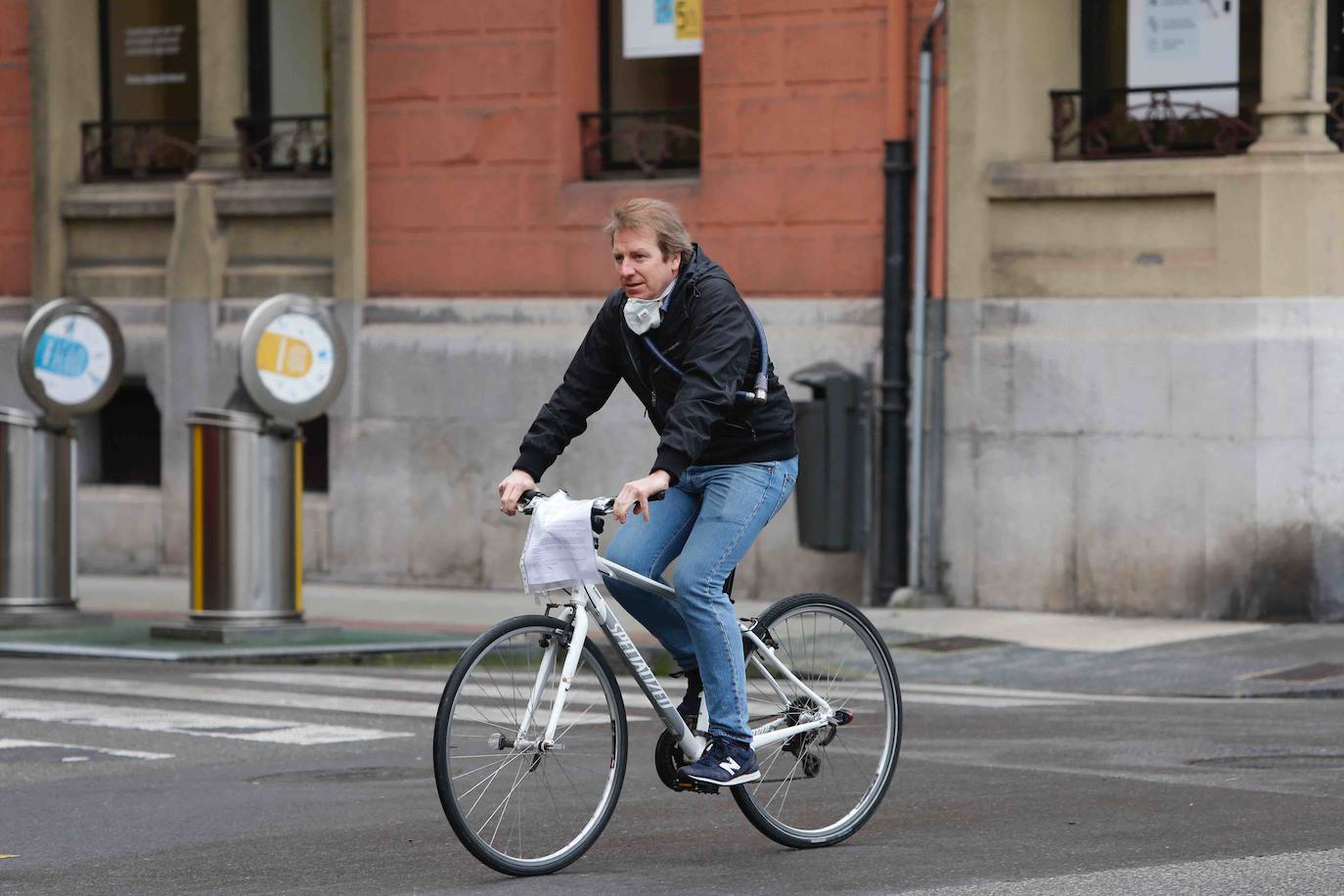 Después de casi cincuenta días de confinamiento, los asturianos continúan respetando las medidas del Estado de Alarma, a la espera de que llegue el sábado, fecha en la que se podrá salir a la calle para practicar ejercicio y dar paseos.