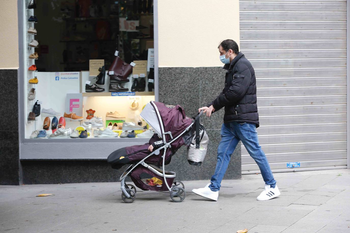 Después de casi cincuenta días de confinamiento, los asturianos continúan respetando las medidas del Estado de Alarma, a la espera de que llegue el sábado, fecha en la que se podrá salir a la calle para practicar ejercicio y dar paseos.