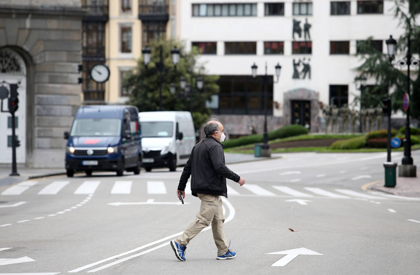 Después de casi cincuenta días de confinamiento, los asturianos continúan respetando las medidas del Estado de Alarma, a la espera de que llegue el sábado, fecha en la que se podrá salir a la calle para practicar ejercicio y dar paseos.