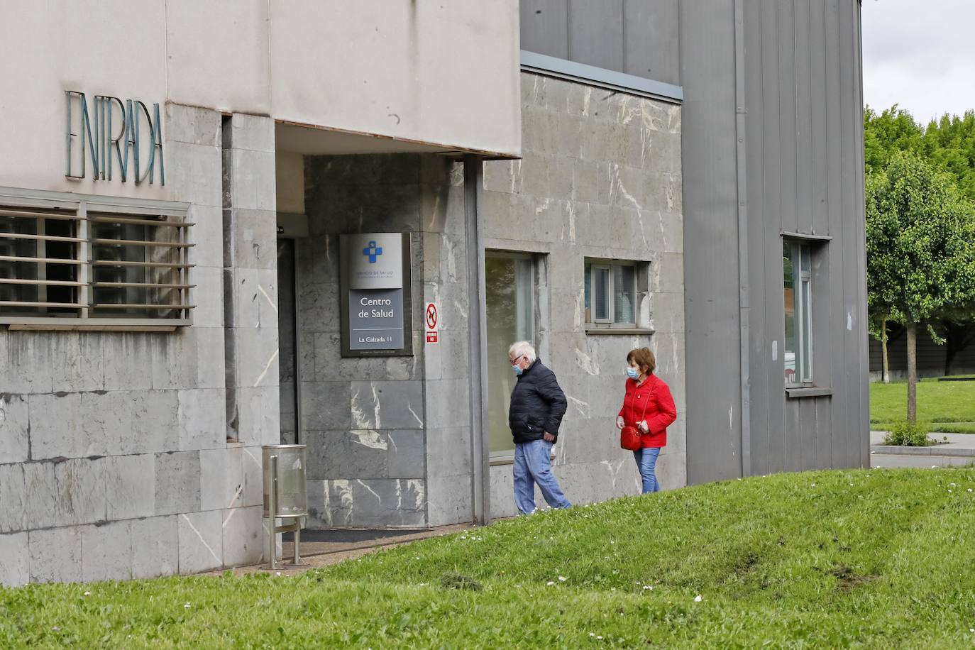 Después de casi cincuenta días de confinamiento, los asturianos continúan respetando las medidas del Estado de Alarma, a la espera de que llegue el sábado, fecha en la que se podrá salir a la calle para practicar ejercicio y dar paseos.