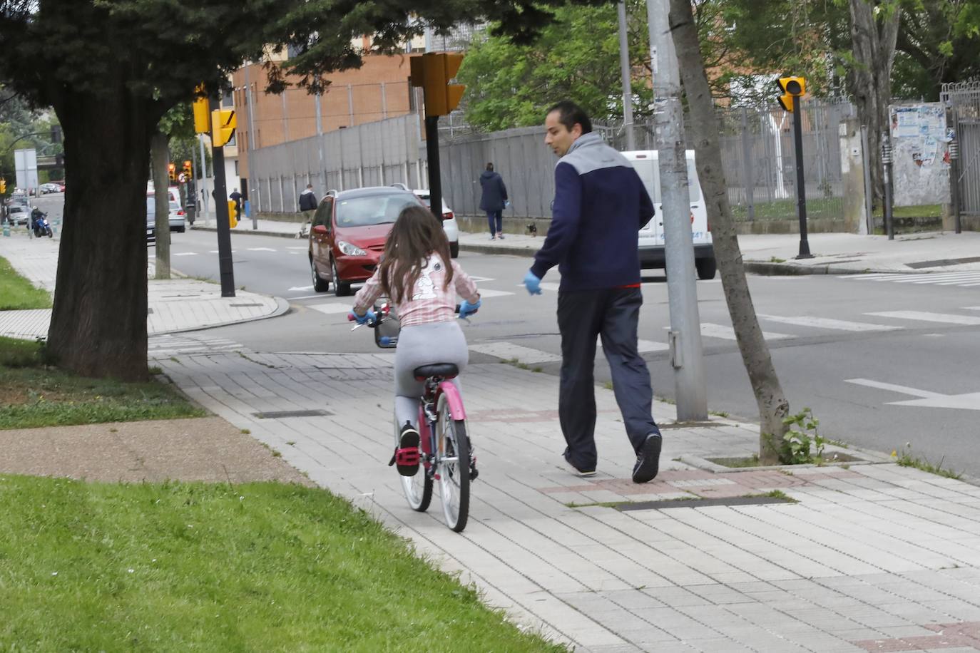 Después de casi cincuenta días de confinamiento, los asturianos continúan respetando las medidas del Estado de Alarma, a la espera de que llegue el sábado, fecha en la que se podrá salir a la calle para practicar ejercicio y dar paseos.