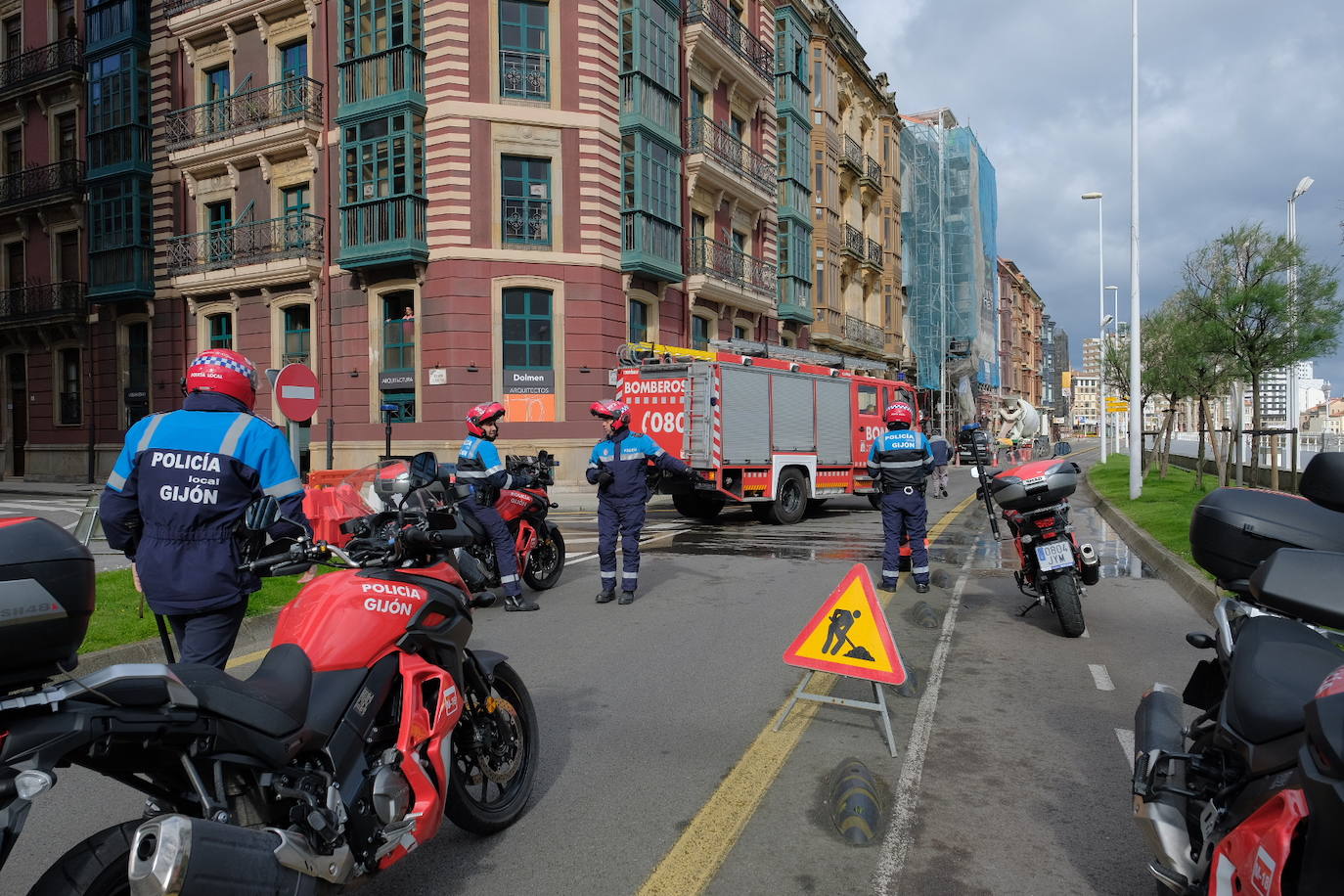 Este jueves se procedió al corte de un carril del Muro para facilitar los paseos de los ciudadanos durante la desescalada. Se trata de la vía más próxima al arenal entre Menéndez Pelayo y el Náutico.