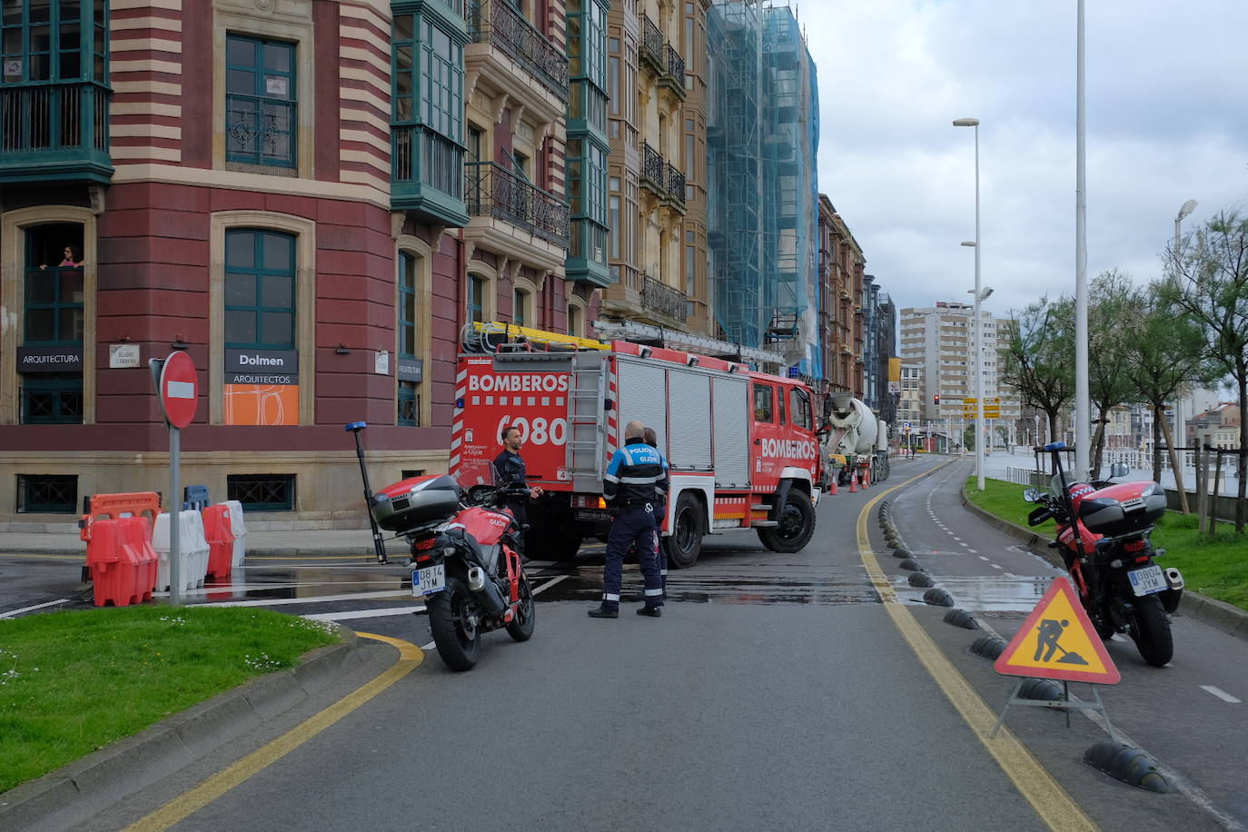 Este jueves se procedió al corte de un carril del Muro para facilitar los paseos de los ciudadanos durante la desescalada. Se trata de la vía más próxima al arenal entre Menéndez Pelayo y el Náutico.