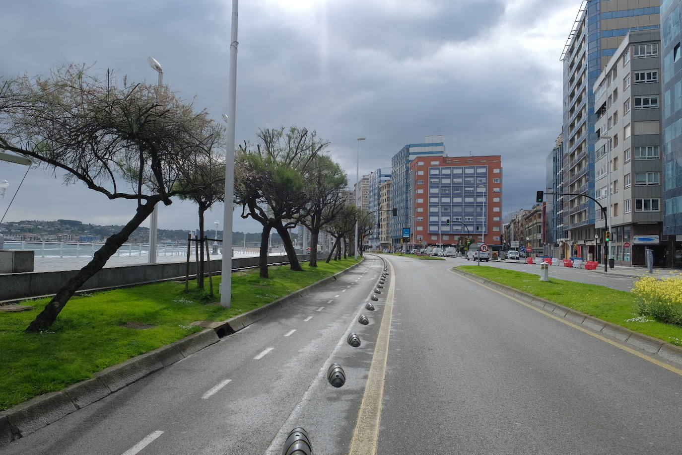 Este jueves se procedió al corte de un carril del Muro para facilitar los paseos de los ciudadanos durante la desescalada. Se trata de la vía más próxima al arenal entre Menéndez Pelayo y el Náutico.