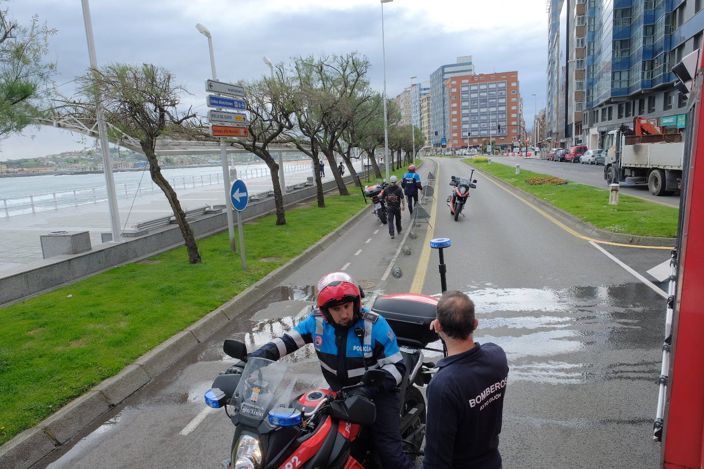 Este jueves se procedió al corte de un carril del Muro para facilitar los paseos de los ciudadanos durante la desescalada. Se trata de la vía más próxima al arenal entre Menéndez Pelayo y el Náutico.