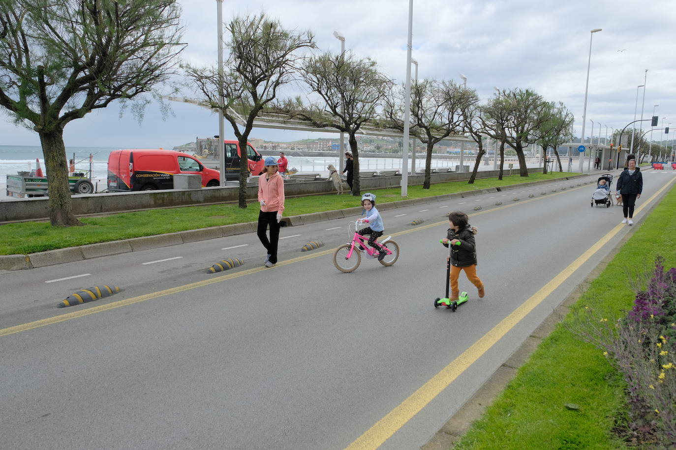 Este jueves se procedió al corte de un carril del Muro para facilitar los paseos de los ciudadanos durante la desescalada. Se trata de la vía más próxima al arenal entre Menéndez Pelayo y El Náutico.