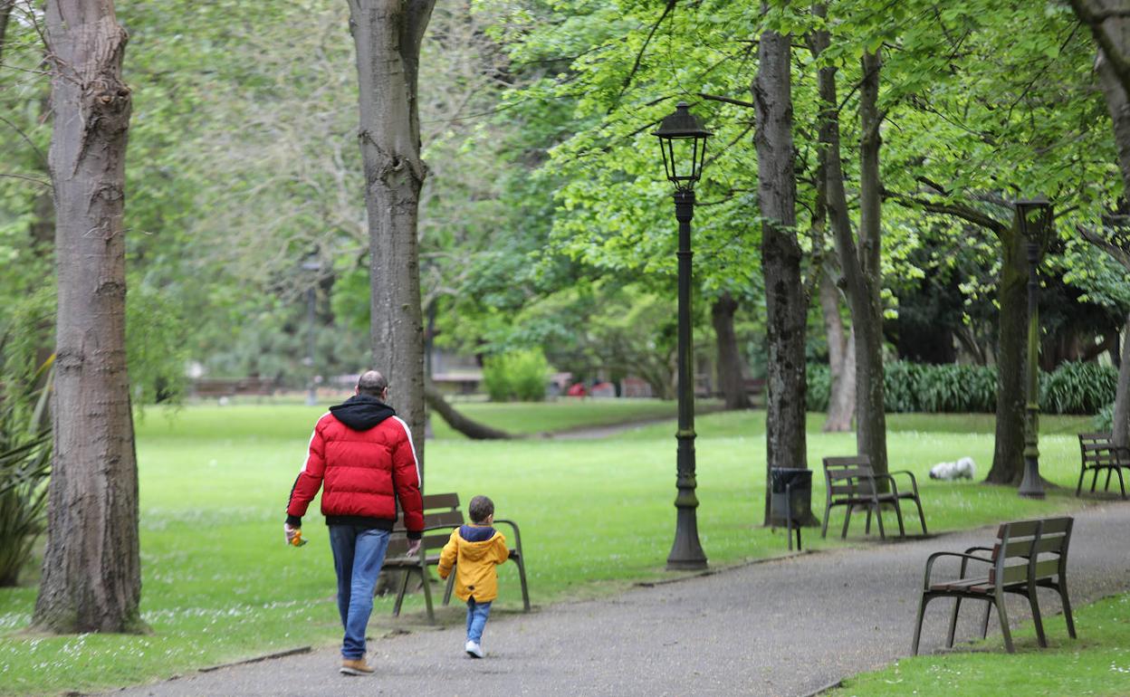 Un padre y su hijo paseando por El Ferrera el pasado miércoles, día de reapertura del parque 