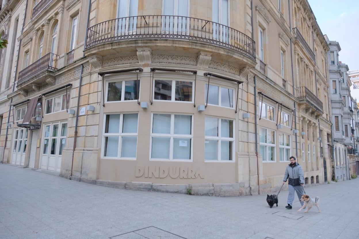 El emblemático Café Dindurra, en Gijón, cerrado por el estado de alarma. 