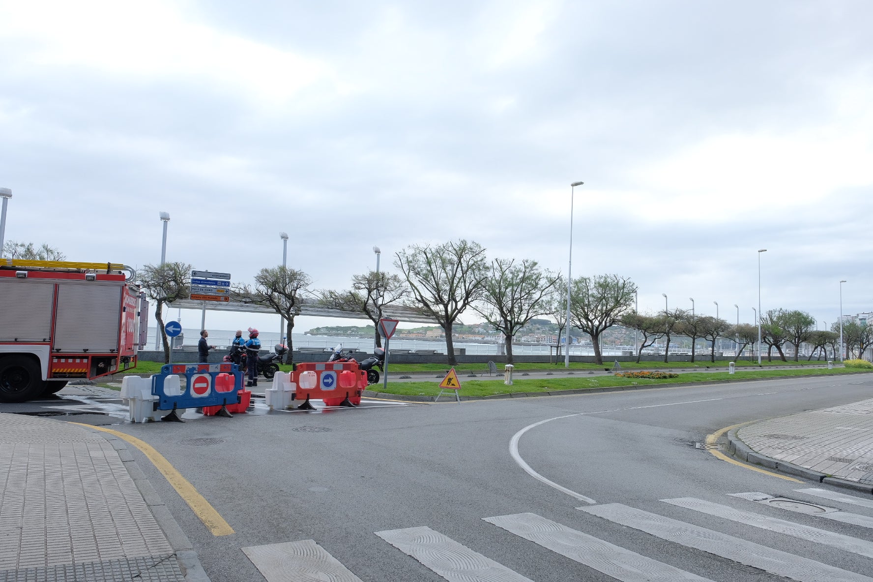 Este jueves se procedió al corte de un carril del Muro para facilitar los paseos de los ciudadanos durante la desescalada. Se trata de la vía más próxima al arenal entre Menéndez Pelayo y El Náutico.