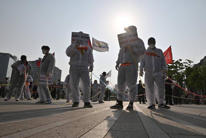 El coronavirus ha dejado imágenes insólitas durante las manifestaciones del 1 de mayo, Día del Trabajador, en todo el mundo. Eso sí, no ha podido con las protestas de países como Grecia, Turquía, Pakistán, Corea del Sur, Lituania o España.