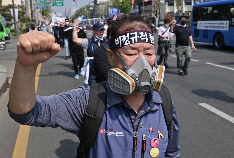 El coronavirus ha dejado imágenes insólitas durante las manifestaciones del 1 de mayo, Día del Trabajador, en todo el mundo. Eso sí, no ha podido con las protestas de países como Grecia, Turquía, Pakistán, Corea del Sur, Lituania o España.
