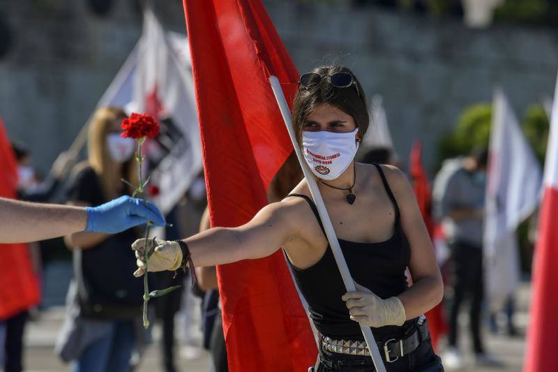 El coronavirus ha dejado imágenes insólitas durante las manifestaciones del 1 de mayo, Día del Trabajador, en todo el mundo. Eso sí, no ha podido con las protestas de países como Grecia, Turquía, Pakistán, Corea del Sur, Lituania o España.