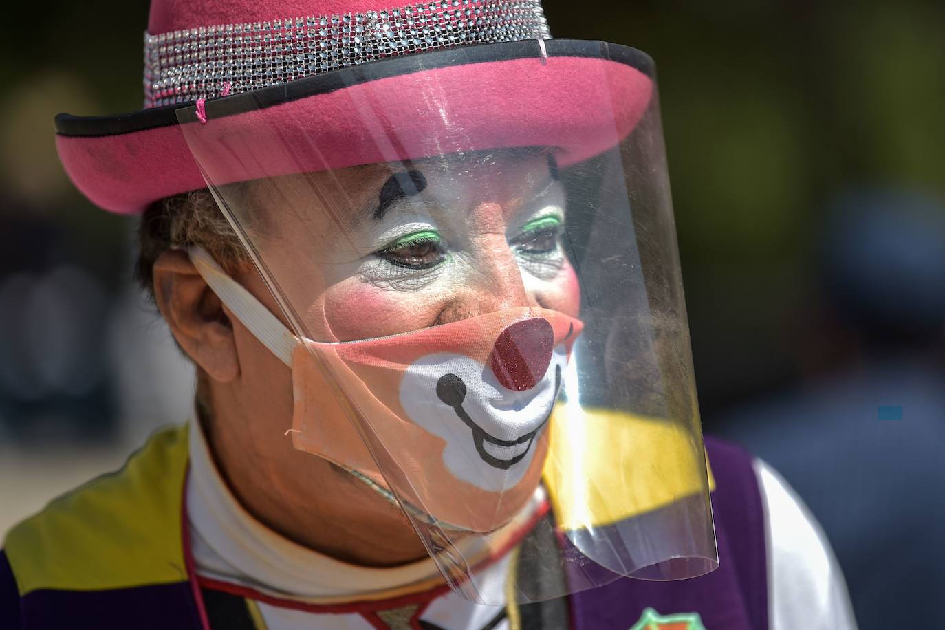 Las calles de todo el mundo se han llenado de las más variopintas mascarillas, desde las reivindicativas hasta la 'patriótica' mascarilla de la portavoz de Vox en el Congreso de los Diputados, Macarena Olona