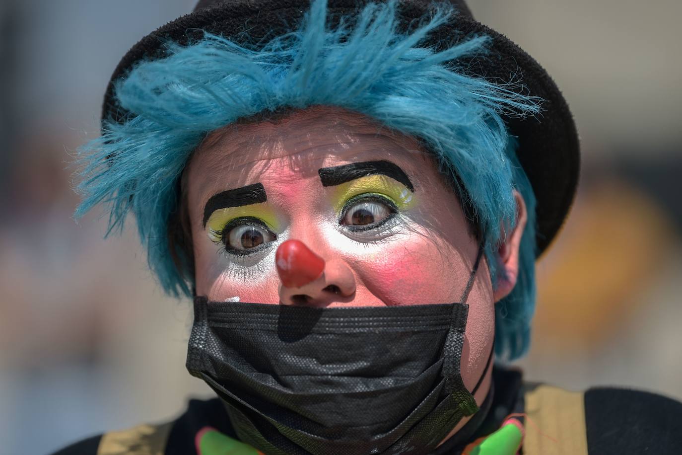 Las calles de todo el mundo se han llenado de las más variopintas mascarillas, desde las reivindicativas hasta la 'patriótica' mascarilla de la portavoz de Vox en el Congreso de los Diputados, Macarena Olona