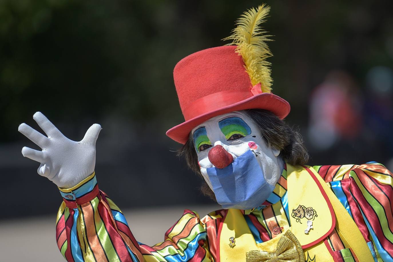 Las calles de todo el mundo se han llenado de las más variopintas mascarillas, desde las reivindicativas hasta la 'patriótica' mascarilla de la portavoz de Vox en el Congreso de los Diputados, Macarena Olona