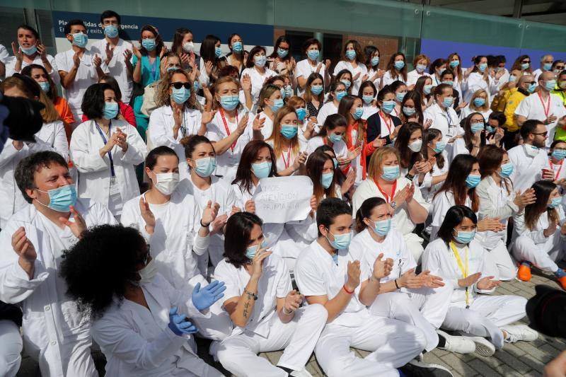 El hospital de campaña de Ifema, conocido como 'hospital milagro', cierra este viernes, 1 de mayo, con un acto solemne en homenaje a los sanitarios y tras haber superado los 4.000 pacientes atendidos durante su actividad. El acto de clausura se ha convertido en polémico para la oposición, sindicatos y redes sociales, que han acusado a la presidenta madrileña, Isabel Díaz Ayuso, de haber faltado al respeto a sanitarios y a todos los ciudadanos por haber organizado un «espectáculo» multitudinario para dar por cerrado el hospital provisional de Ifema.