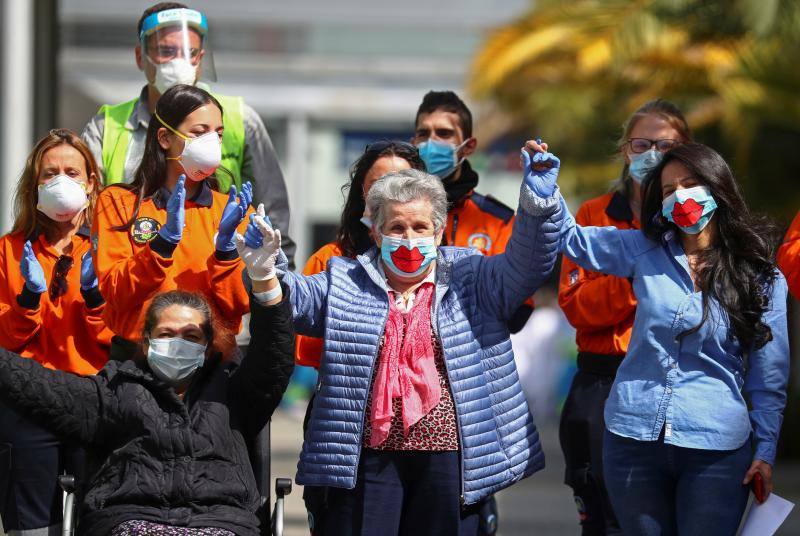 El hospital de campaña de Ifema, conocido como 'hospital milagro', cierra este viernes, 1 de mayo, con un acto solemne en homenaje a los sanitarios y tras haber superado los 4.000 pacientes atendidos durante su actividad. El acto de clausura se ha convertido en polémico para la oposición, sindicatos y redes sociales, que han acusado a la presidenta madrileña, Isabel Díaz Ayuso, de haber faltado al respeto a sanitarios y a todos los ciudadanos por haber organizado un «espectáculo» multitudinario para dar por cerrado el hospital provisional de Ifema.