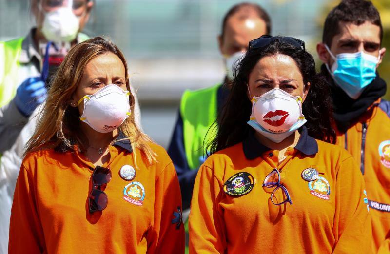 El hospital de campaña de Ifema, conocido como 'hospital milagro', cierra este viernes, 1 de mayo, con un acto solemne en homenaje a los sanitarios y tras haber superado los 4.000 pacientes atendidos durante su actividad. El acto de clausura se ha convertido en polémico para la oposición, sindicatos y redes sociales, que han acusado a la presidenta madrileña, Isabel Díaz Ayuso, de haber faltado al respeto a sanitarios y a todos los ciudadanos por haber organizado un «espectáculo» multitudinario para dar por cerrado el hospital provisional de Ifema.