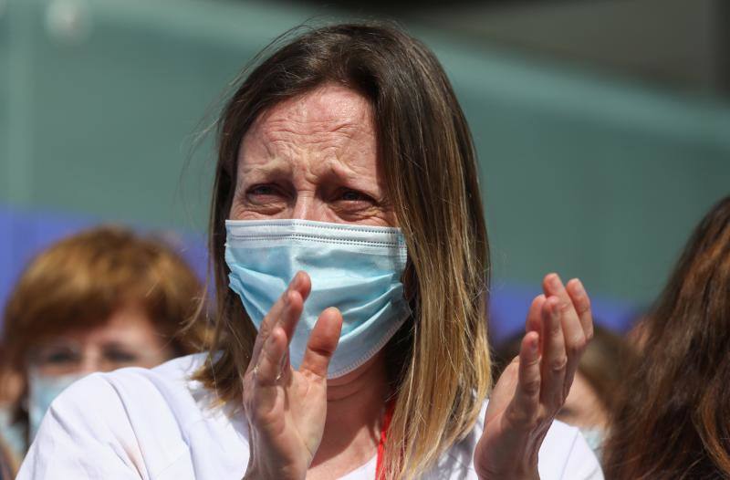 El hospital de campaña de Ifema, conocido como 'hospital milagro', cierra este viernes, 1 de mayo, con un acto solemne en homenaje a los sanitarios y tras haber superado los 4.000 pacientes atendidos durante su actividad. El acto de clausura se ha convertido en polémico para la oposición, sindicatos y redes sociales, que han acusado a la presidenta madrileña, Isabel Díaz Ayuso, de haber faltado al respeto a sanitarios y a todos los ciudadanos por haber organizado un «espectáculo» multitudinario para dar por cerrado el hospital provisional de Ifema.