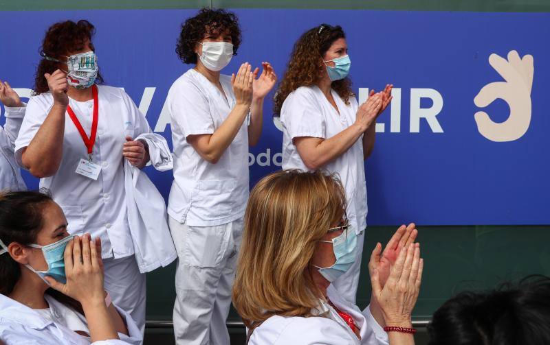 El hospital de campaña de Ifema, conocido como 'hospital milagro', cierra este viernes, 1 de mayo, con un acto solemne en homenaje a los sanitarios y tras haber superado los 4.000 pacientes atendidos durante su actividad. El acto de clausura se ha convertido en polémico para la oposición, sindicatos y redes sociales, que han acusado a la presidenta madrileña, Isabel Díaz Ayuso, de haber faltado al respeto a sanitarios y a todos los ciudadanos por haber organizado un «espectáculo» multitudinario para dar por cerrado el hospital provisional de Ifema.