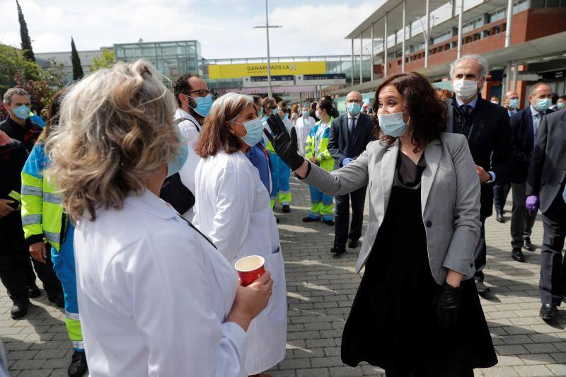 El hospital de campaña de Ifema, conocido como 'hospital milagro', cierra este viernes, 1 de mayo, con un acto solemne en homenaje a los sanitarios y tras haber superado los 4.000 pacientes atendidos durante su actividad. El acto de clausura se ha convertido en polémico para la oposición, sindicatos y redes sociales, que han acusado a la presidenta madrileña, Isabel Díaz Ayuso, de haber faltado al respeto a sanitarios y a todos los ciudadanos por haber organizado un «espectáculo» multitudinario para dar por cerrado el hospital provisional de Ifema.