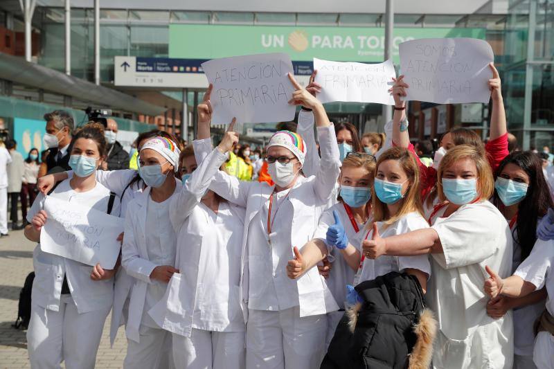 El hospital de campaña de Ifema, conocido como 'hospital milagro', cierra este viernes, 1 de mayo, con un acto solemne en homenaje a los sanitarios y tras haber superado los 4.000 pacientes atendidos durante su actividad. El acto de clausura se ha convertido en polémico para la oposición, sindicatos y redes sociales, que han acusado a la presidenta madrileña, Isabel Díaz Ayuso, de haber faltado al respeto a sanitarios y a todos los ciudadanos por haber organizado un «espectáculo» multitudinario para dar por cerrado el hospital provisional de Ifema.