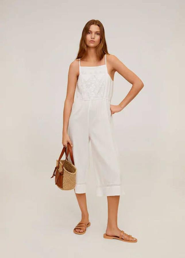 Mono culotte en color blanco con detalle de bordados en el escote de Mango, 39,99 euros.