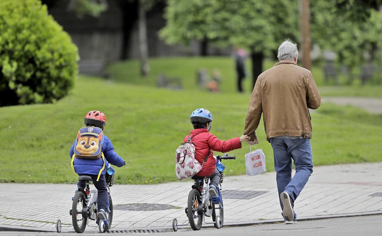 Los niños pueden salir desde las 12 de la mañana hasta las 7 de la tarde acompañados por un solo adulto. 