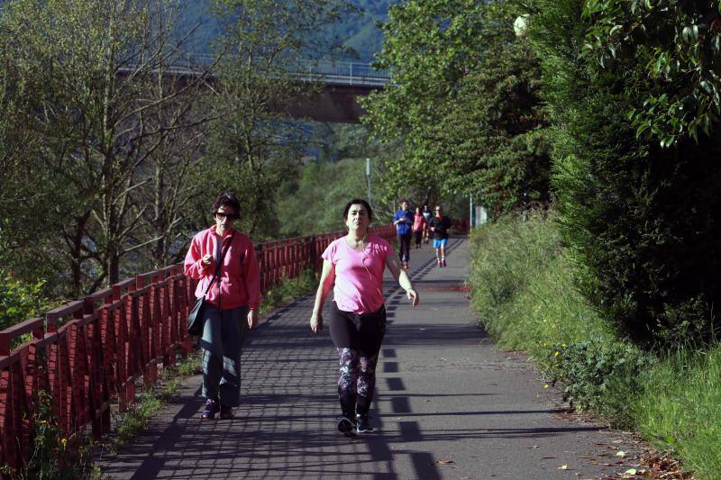 Desde las 6 de esta mañana, deportistas y paseantes reconquistaban las calles del Principado