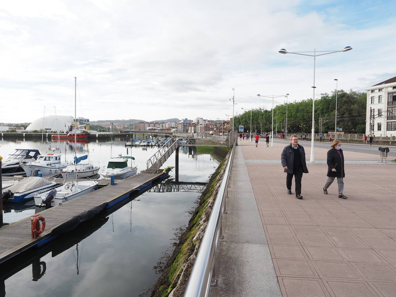 Desde las 6 de esta mañana, deportistas y paseantes reconquistaban las calles del Principado