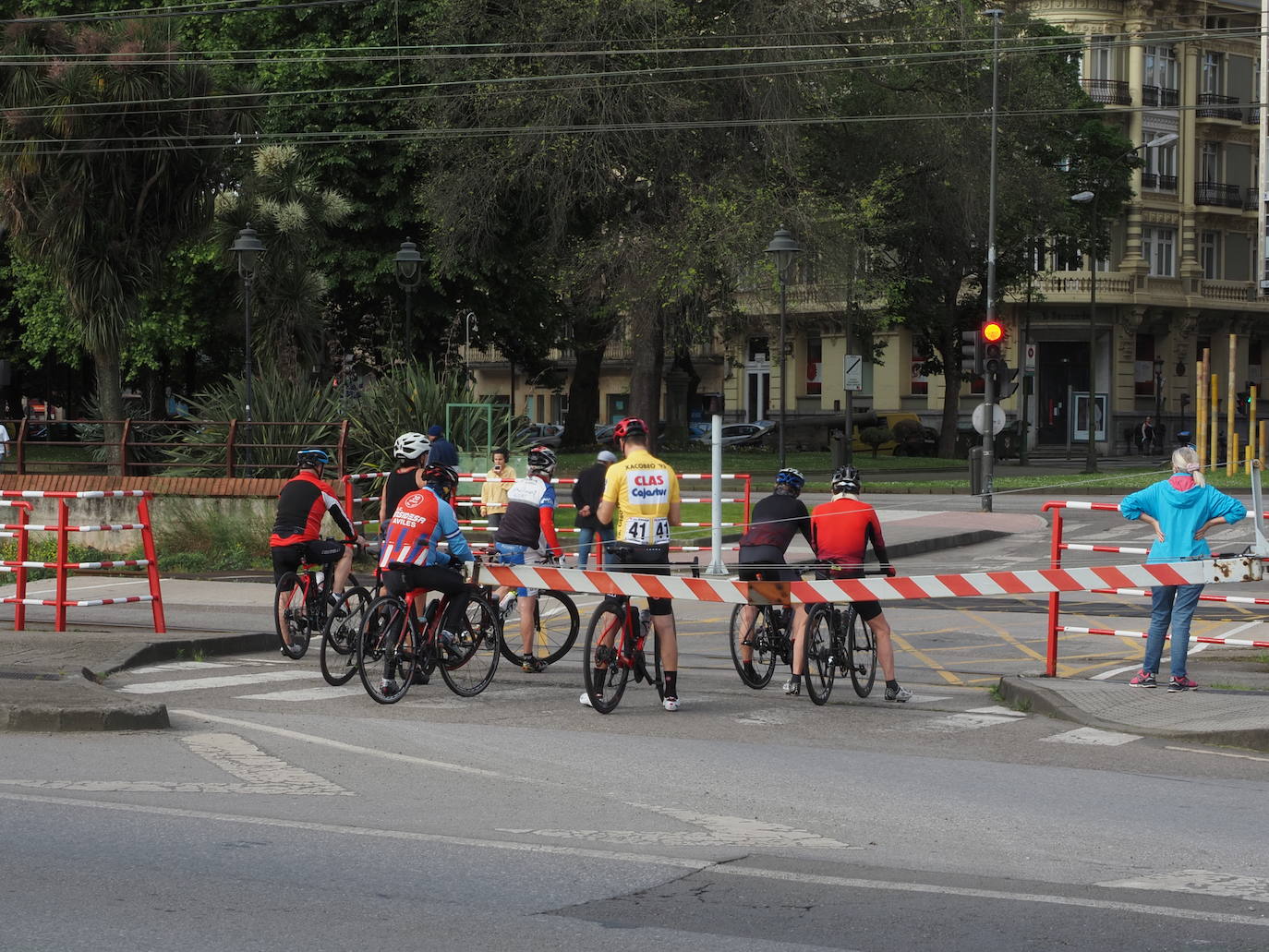 Desde las 6 de esta mañana, deportistas y paseantes reconquistaban las calles del Principado