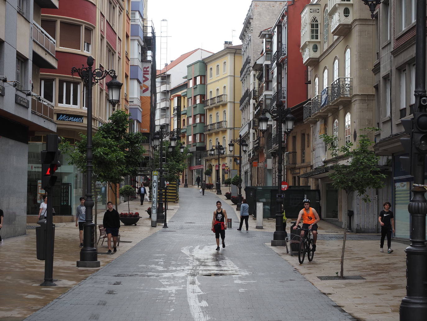 Desde las 6 de esta mañana, deportistas y paseantes reconquistaban las calles del Principado