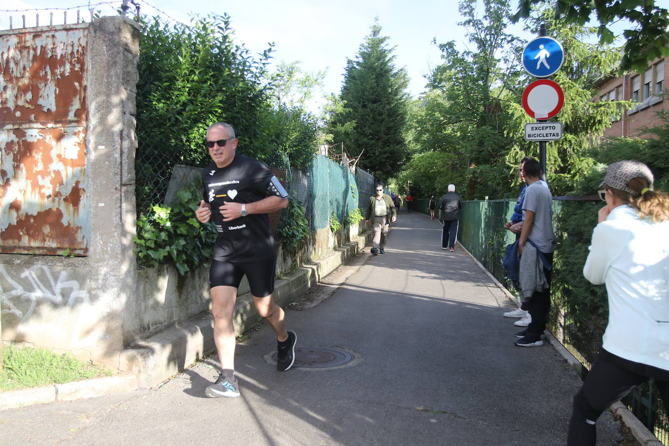 Desde las 6 de esta mañana, deportistas y paseantes reconquistaban las calles del Principado