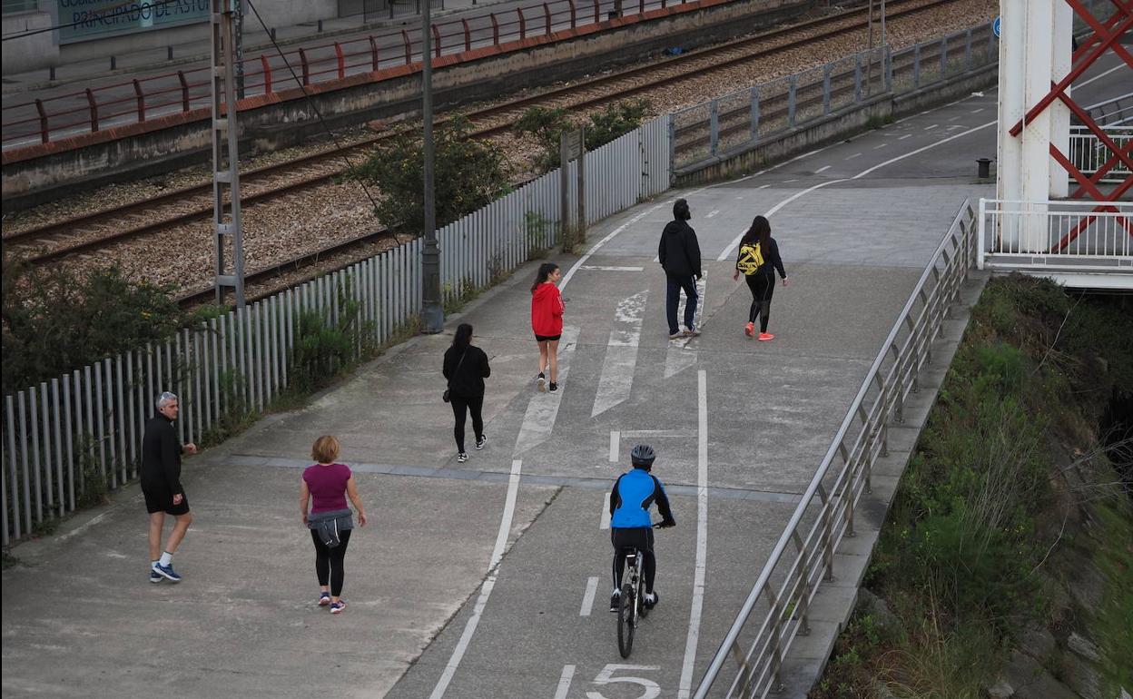 Los avilesinos abarrotan el parque Ferrera y el paseo de la ría