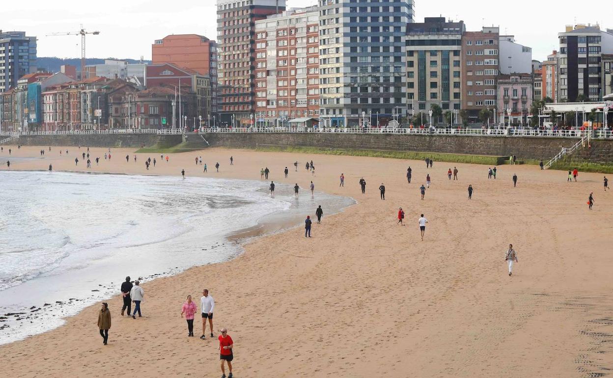 Vídeo: la primera mañana de regreso a la playa y El Muro | El Comercio:  Diario de Asturias