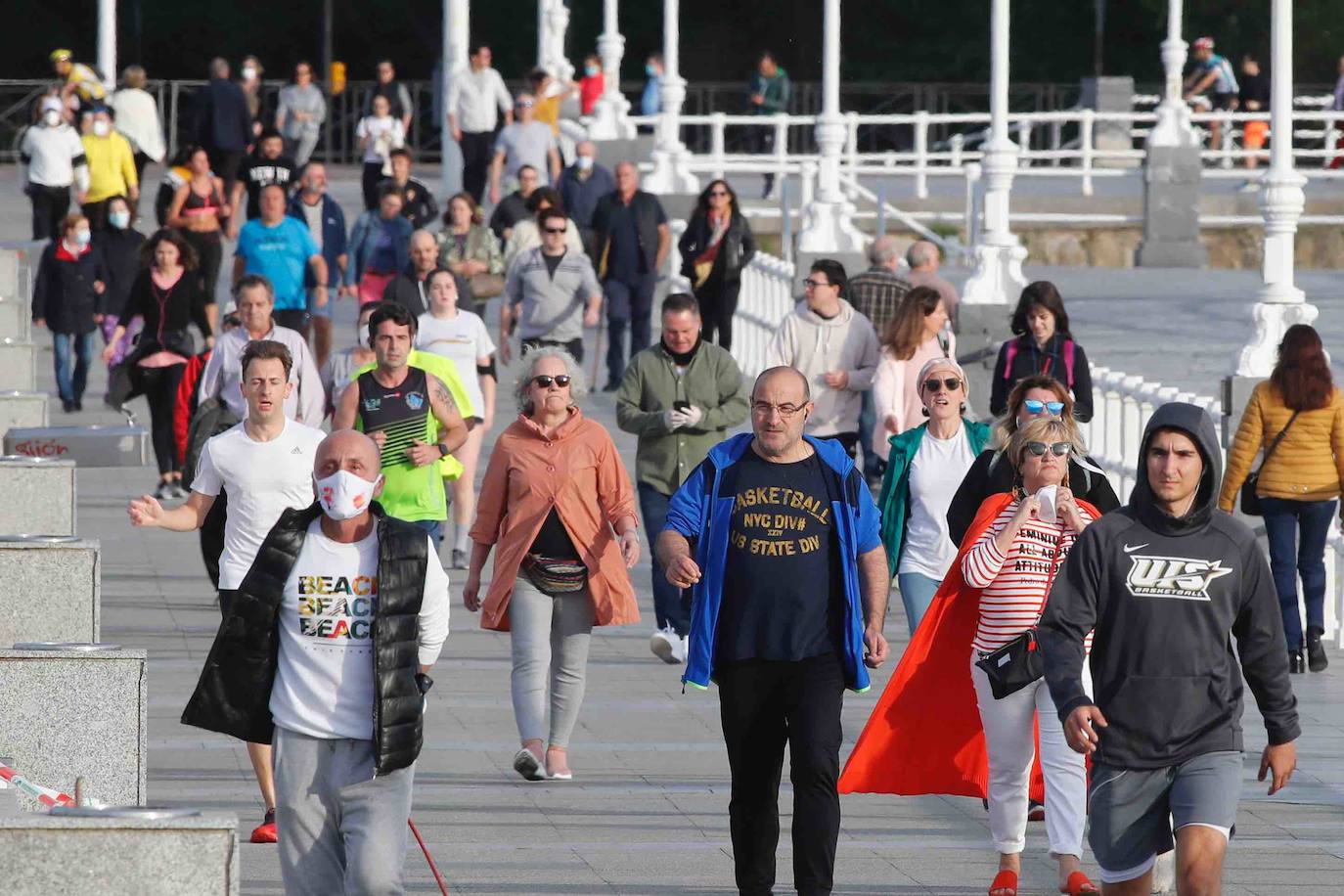 Desde las 6 de esta mañana, deportistas y paseantes reconquistaban las calles, paseos y playas tras más de 40 días confinados.