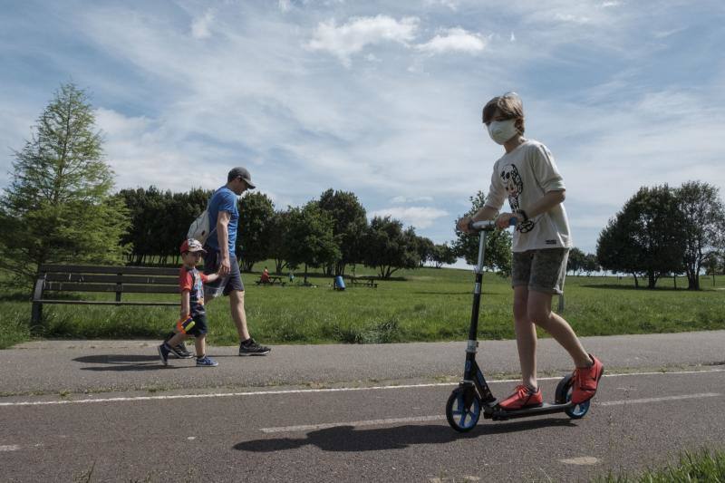 Desde las 6 de esta mañana, deportistas y paseantes reconquistaban las calles, paseos y playas tras más de 40 días confinados.