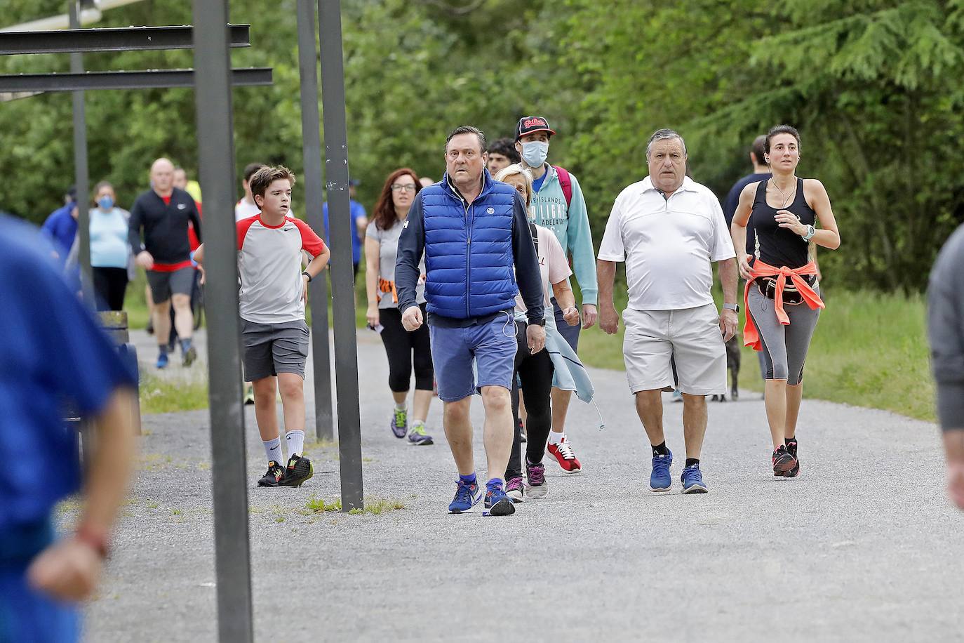 Desde las 6 de esta mañana, deportistas y paseantes reconquistaban las calles del Principado