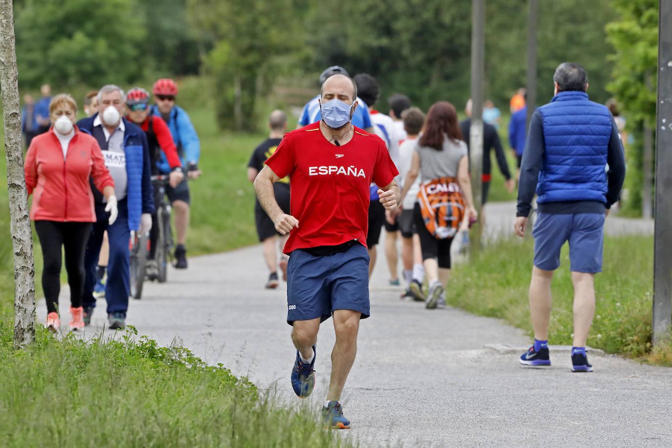 Desde las 6 de esta mañana, deportistas y paseantes reconquistaban las calles del Principado