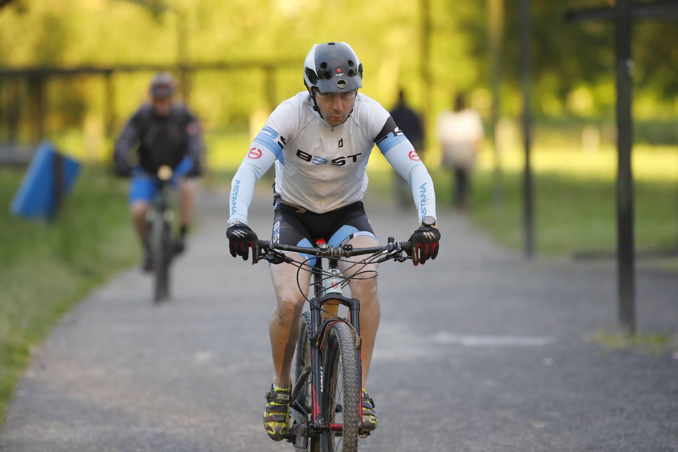 Desde las 6 de esta mañana, deportistas y paseantes reconquistaban las calles, paseos y playas tras más de 40 días confinados.