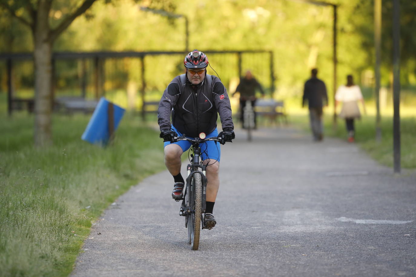 Desde las 6 de esta mañana, deportistas y paseantes reconquistaban las calles, paseos y playas tras más de 40 días confinados.