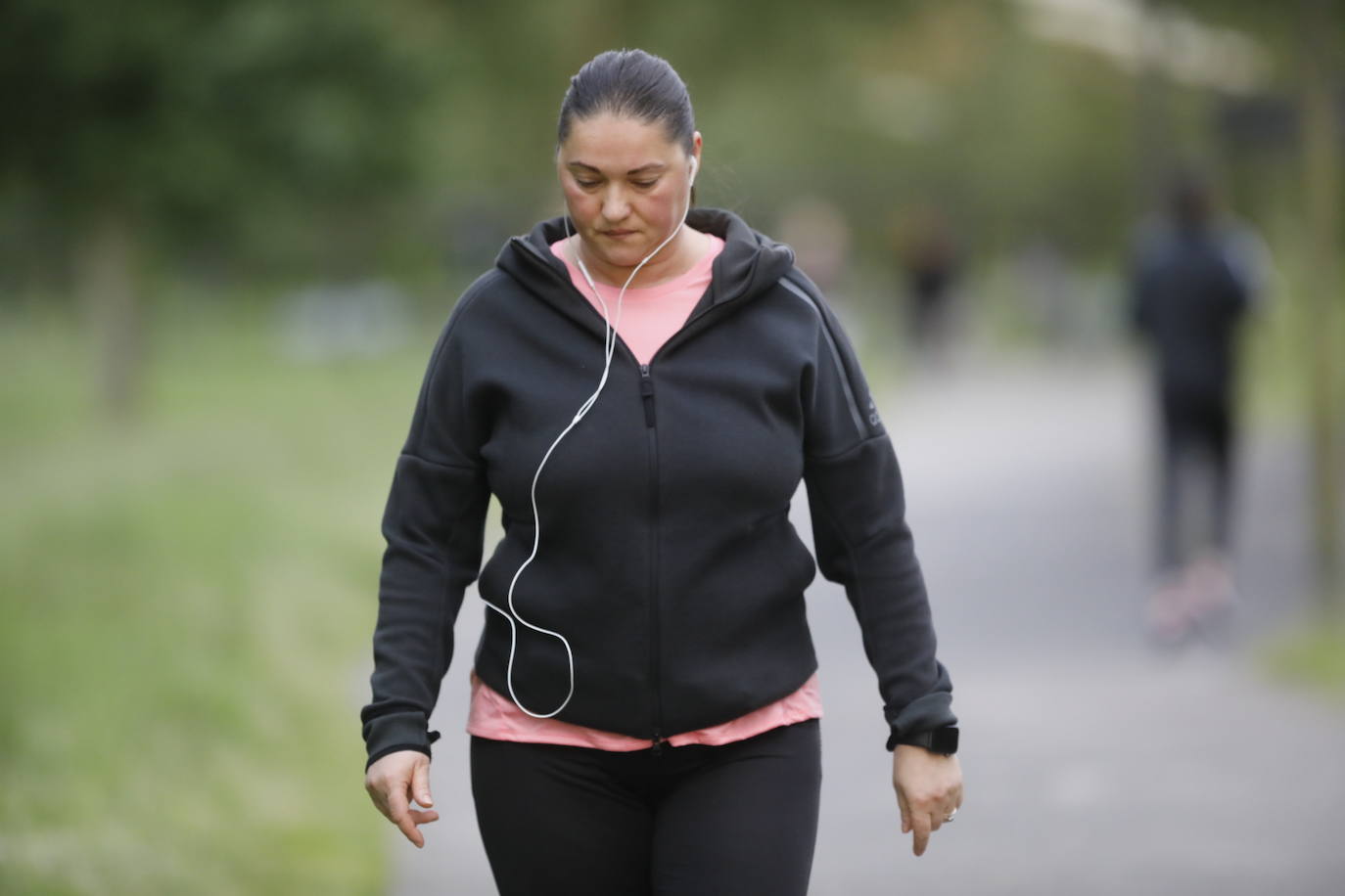 Desde las 6 de esta mañana, deportistas y paseantes reconquistaban las calles, paseos y playas tras más de 40 días confinados.