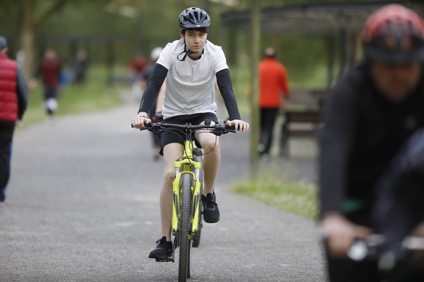 Desde las 6 de esta mañana, deportistas y paseantes reconquistaban las calles, paseos y playas tras más de 40 días confinados.