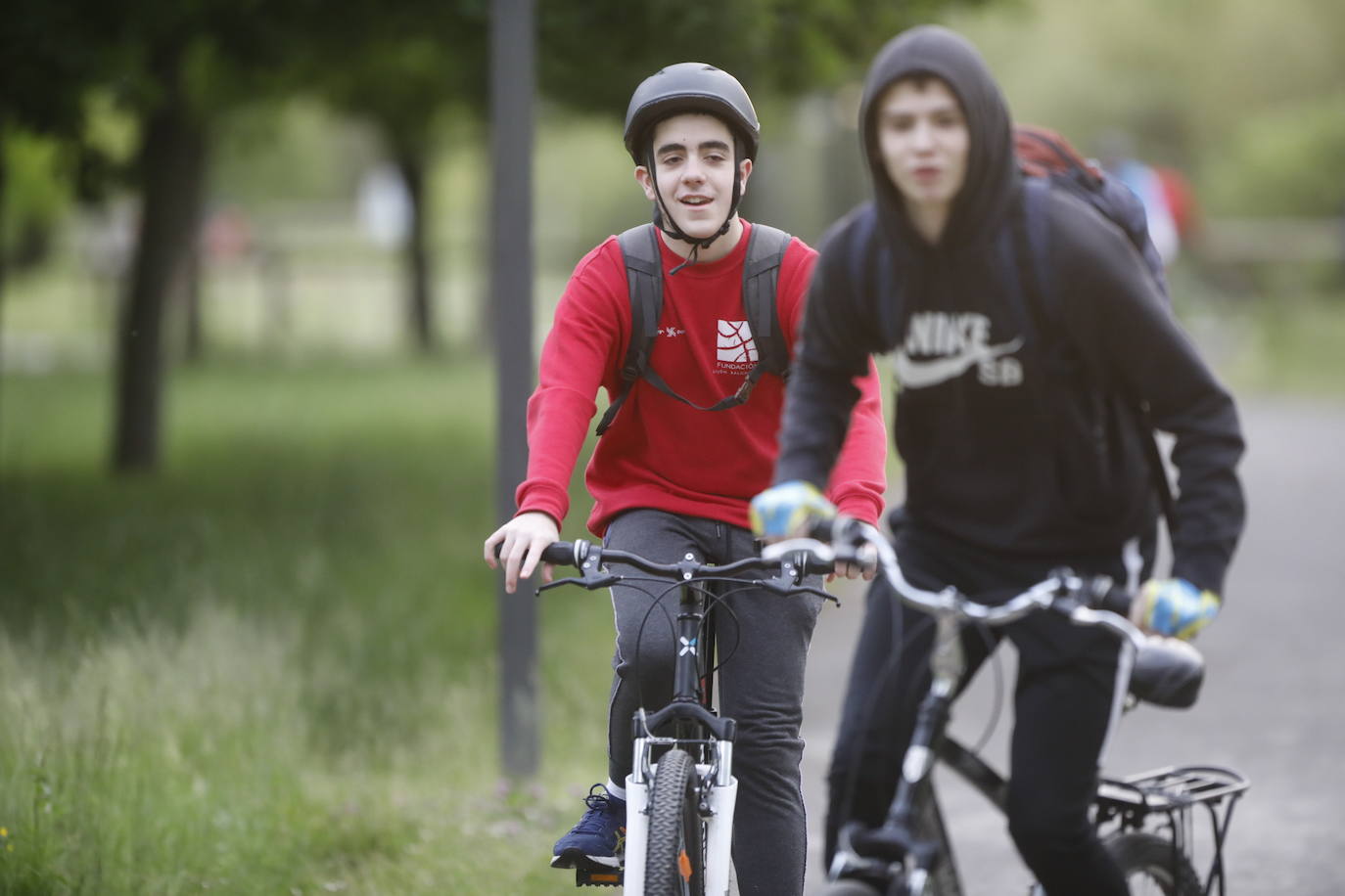 Desde las 6 de esta mañana, deportistas y paseantes reconquistaban las calles, paseos y playas tras más de 40 días confinados.