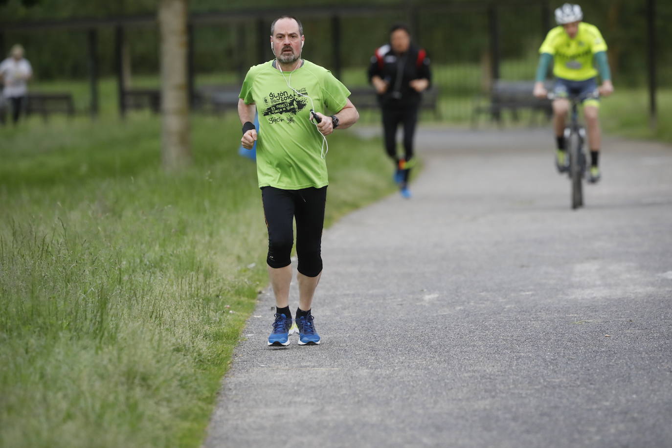 Desde las 6 de esta mañana, deportistas y paseantes reconquistaban las calles, paseos y playas tras más de 40 días confinados.