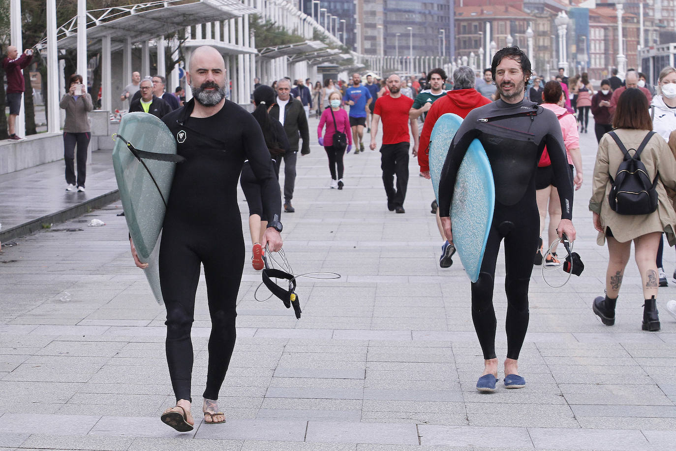 Desde las 6 de esta mañana, deportistas y paseantes reconquistaban las calles, paseos y playas tras más de 40 días confinados.