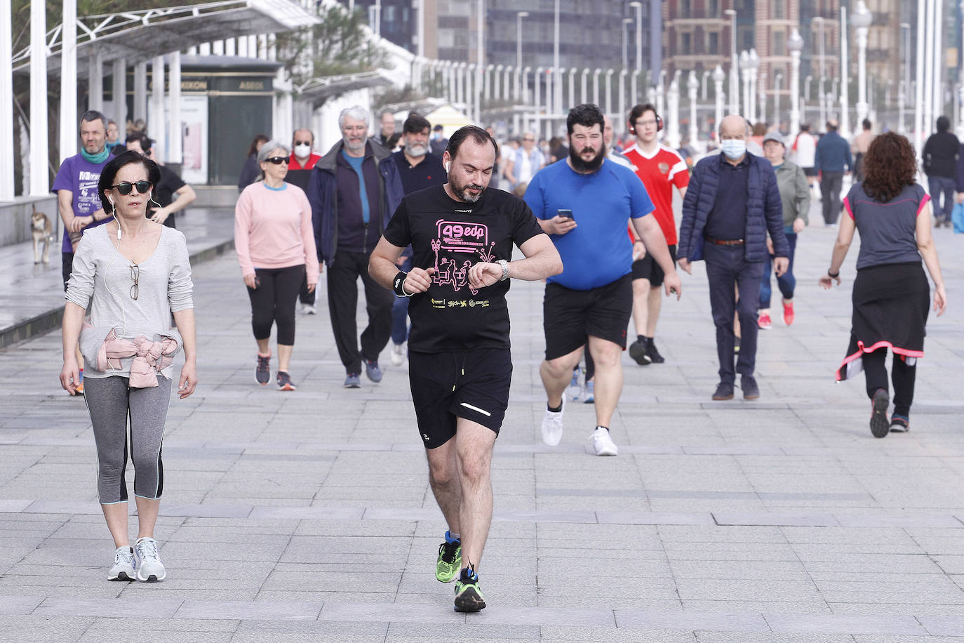 Desde las 6 de esta mañana, deportistas y paseantes reconquistaban las calles del Principado