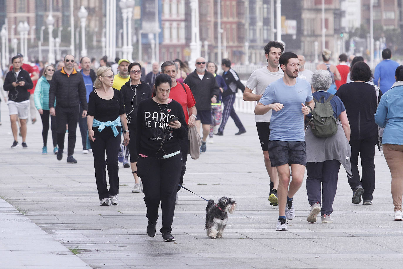 Desde las 6 de esta mañana, deportistas y paseantes reconquistaban las calles del Principado